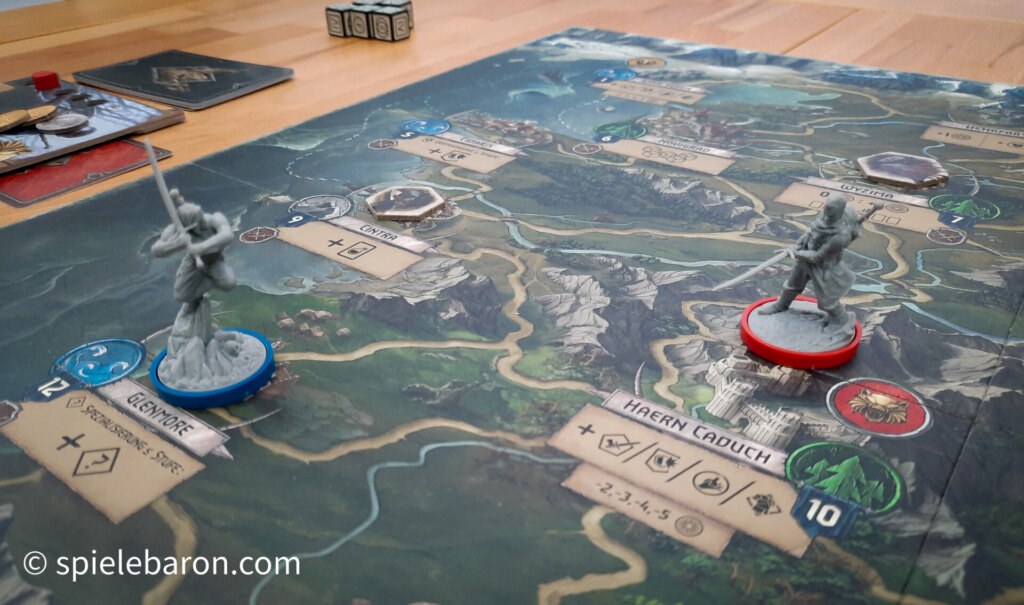 Foto Spielfeld The Witcher - Die alte Welt Brettspiel: 2 Witcher Miniaturen stehen sich gegenüber