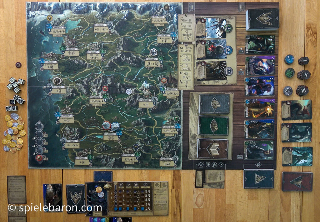Foto Spielfeldaufbau The Witcher - Die alte Welt: mit Karten, Playerboards, Tokens und Miniatur für Solo Spiel. Bereit, das Spiel zu beginnen!