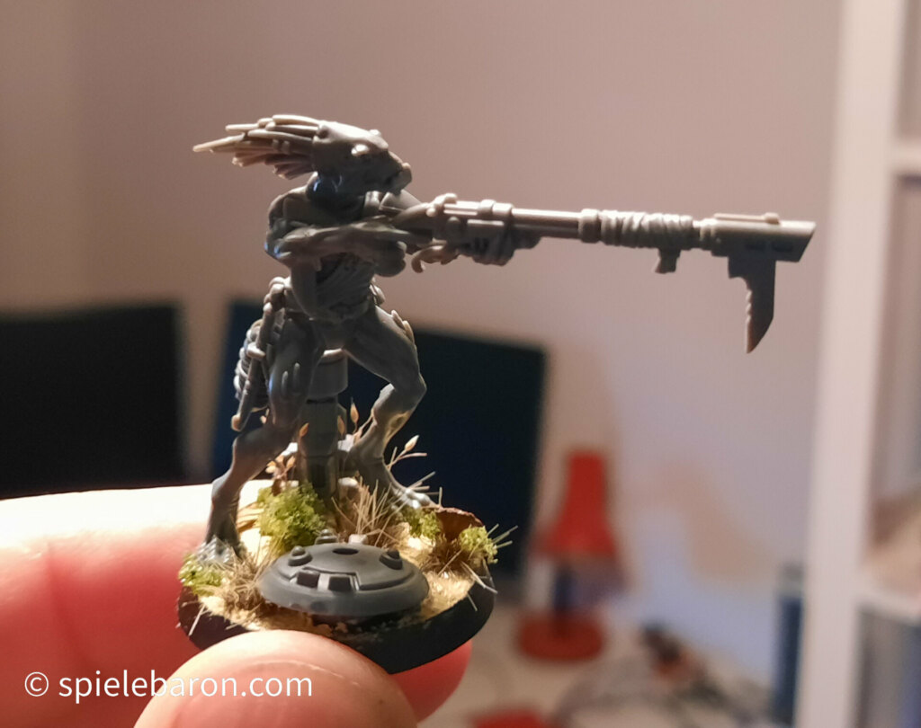 Foto des fertig gebauten Kroot-Jägers im harten Licht: Referenz für Bemalung (Miniatur unbemalt)