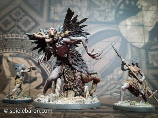 Aeon Trespass: Odyssey Miniature Showcase Foto: bemalte Brettspiel-Miniaturen auf dem Spielbrett: Primordial aus Cycle 3 mit Titanen