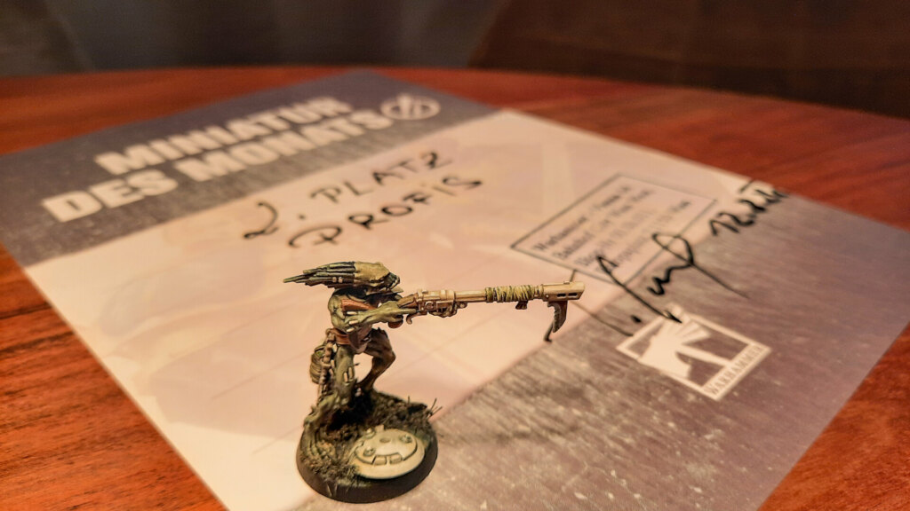 Foto der Urkunde für den 2. Platz im Warhammer 40k Malwettbewerb des Wahrhammer Shop Wien Westbahnhof vom August 2024: Profi-Kategorie, mit Miniatur Kroot-Jäger