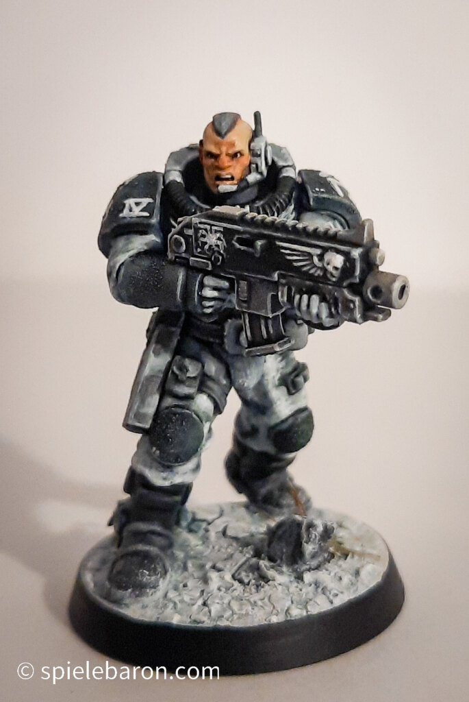 Foto eines Space Marine Primaris Scouts mit Boltgewehr in Winter-Camouflage, bemalt mit Winterbase vor weißem Hintergrund; frontal